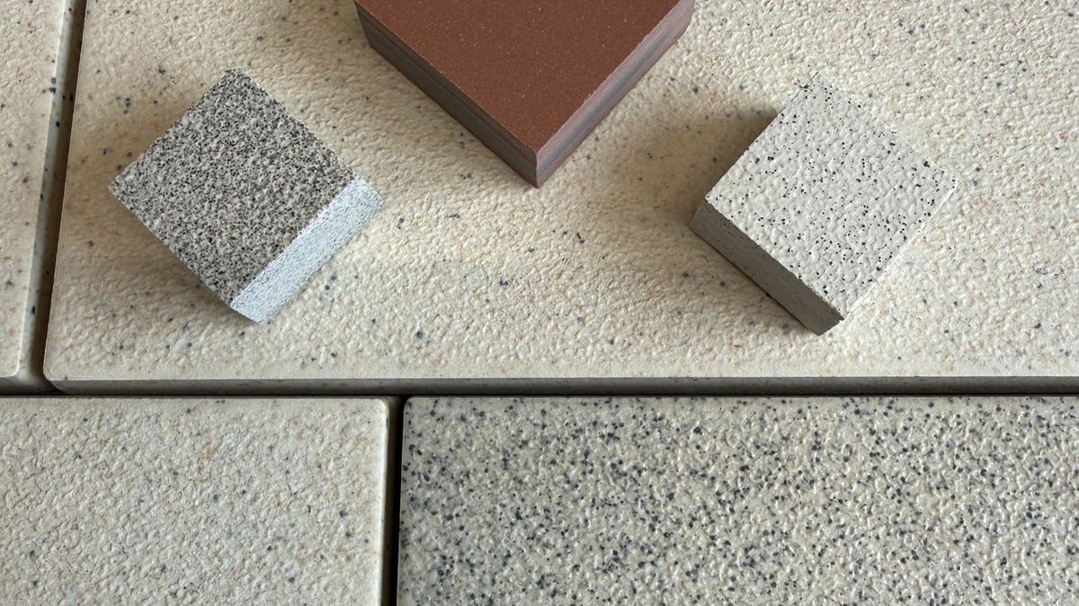 Три образца плитки FIXTILE MATRIX в наличии: терракот TR, серый SG, белый AW